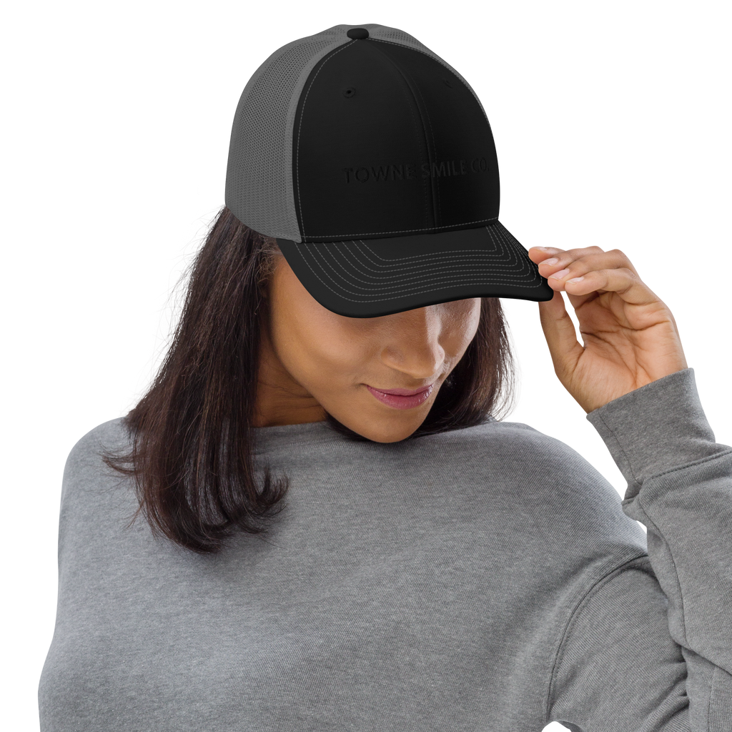 SIGNATURE. Trucker Snapback Cap